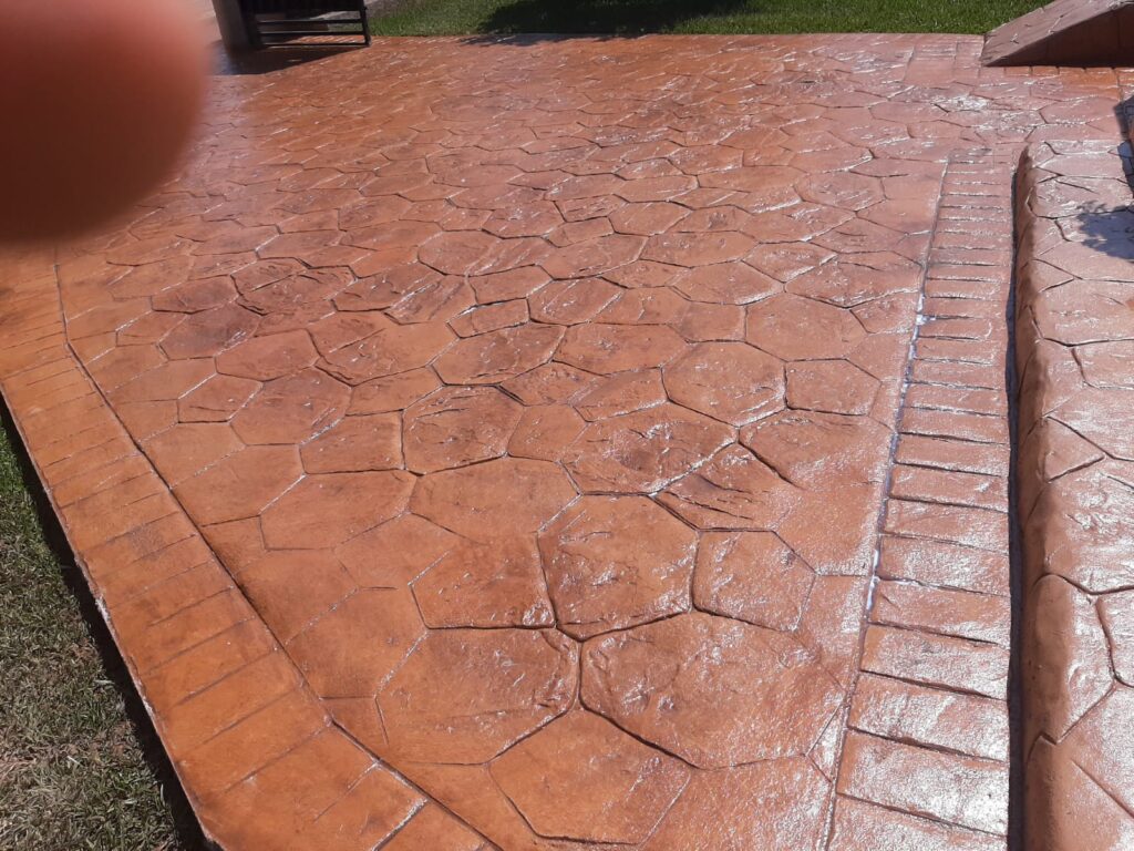 Hormigón impreso Cantera Cerdeña color tostado realizado por Hormiklass para exteriores en El Puig