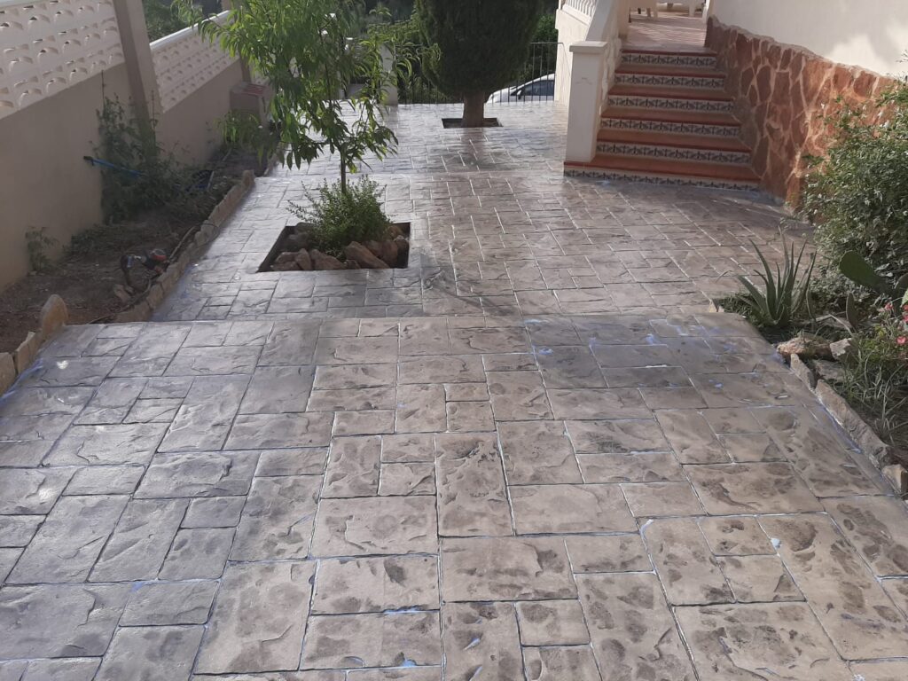 Hormigón impreso Sillería Basalto color gris claro realizado por Hormiklass para exteriores en Moncada