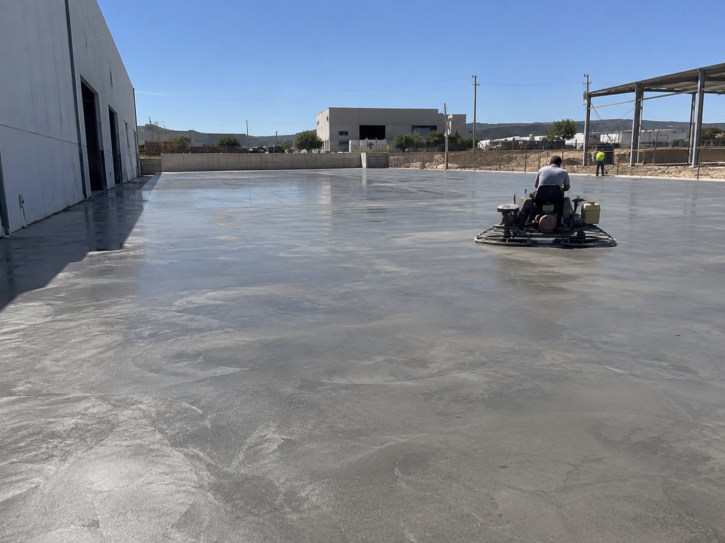 Acabado de hormigón pulido en el exterior de una nave por Hormiklass