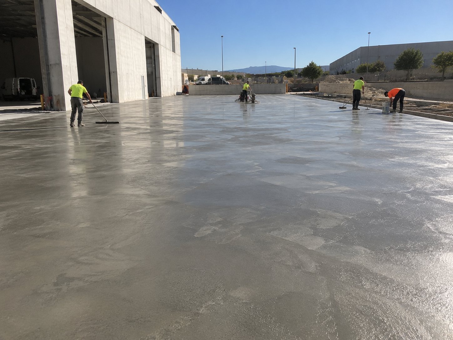 Proceso de ejecución de hormigón pulido en exterior de nave por Hormiklass