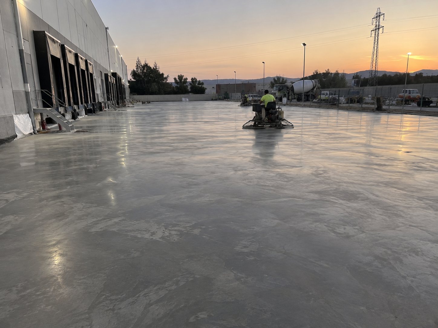 Acabado de hormigón pulido en exterior de nave industrial por Hormiklass
