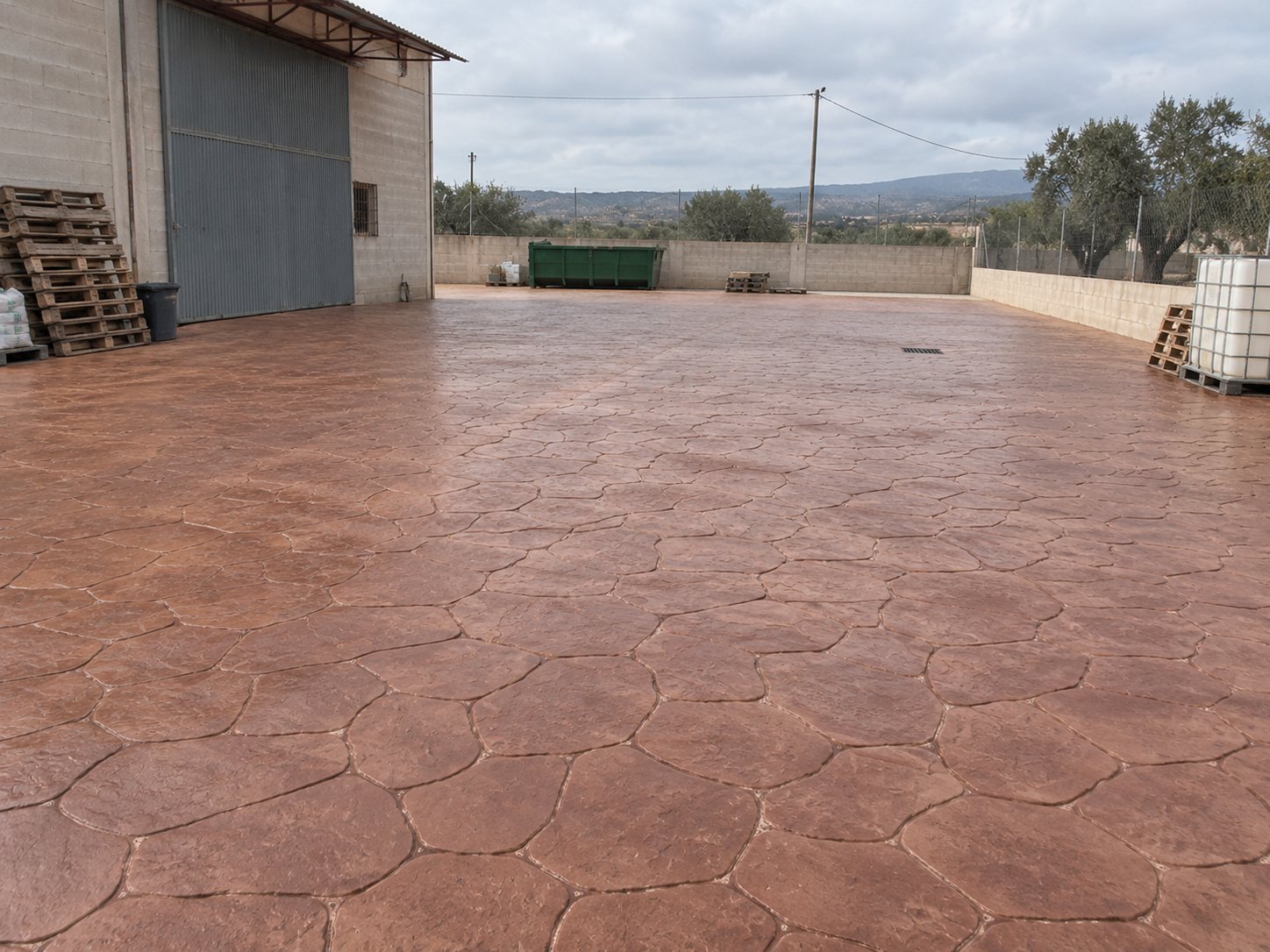 Patio acabado con hormigón impreso efecto piedra terracota por Hormiklass