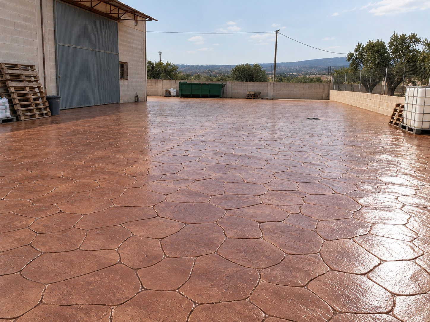Vista de patio con hormigón impreso efecto piedra terracota por Hormiklass