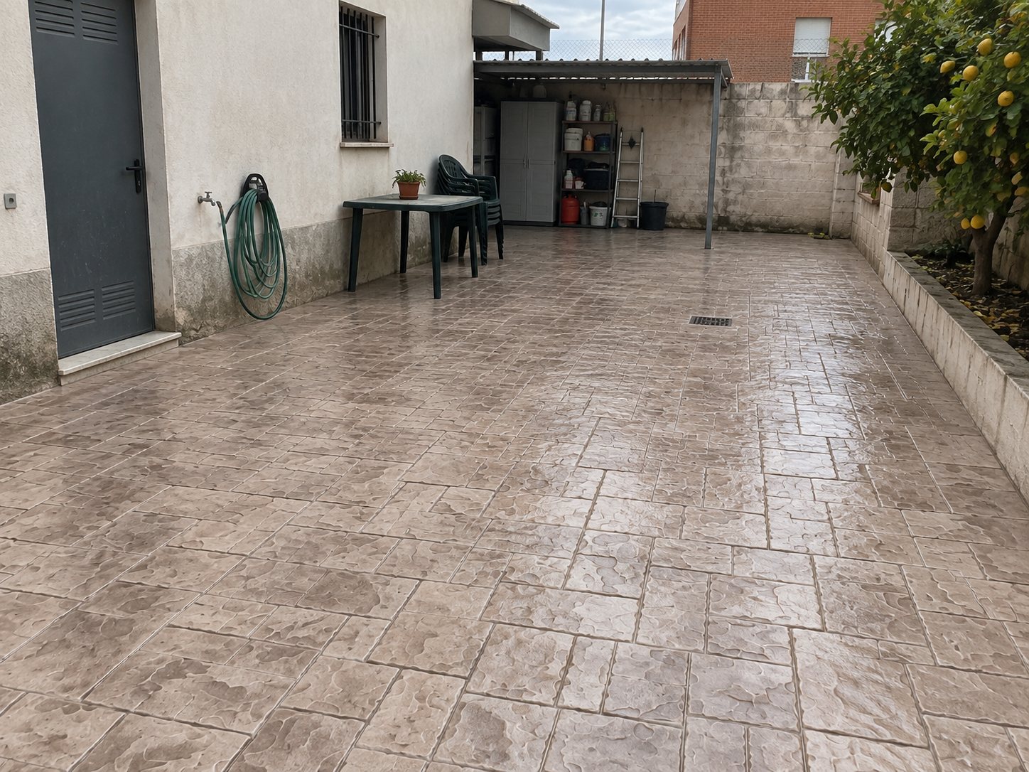 Patio de vivienda con hormigón impreso efecto piedra beige por Hormiklass