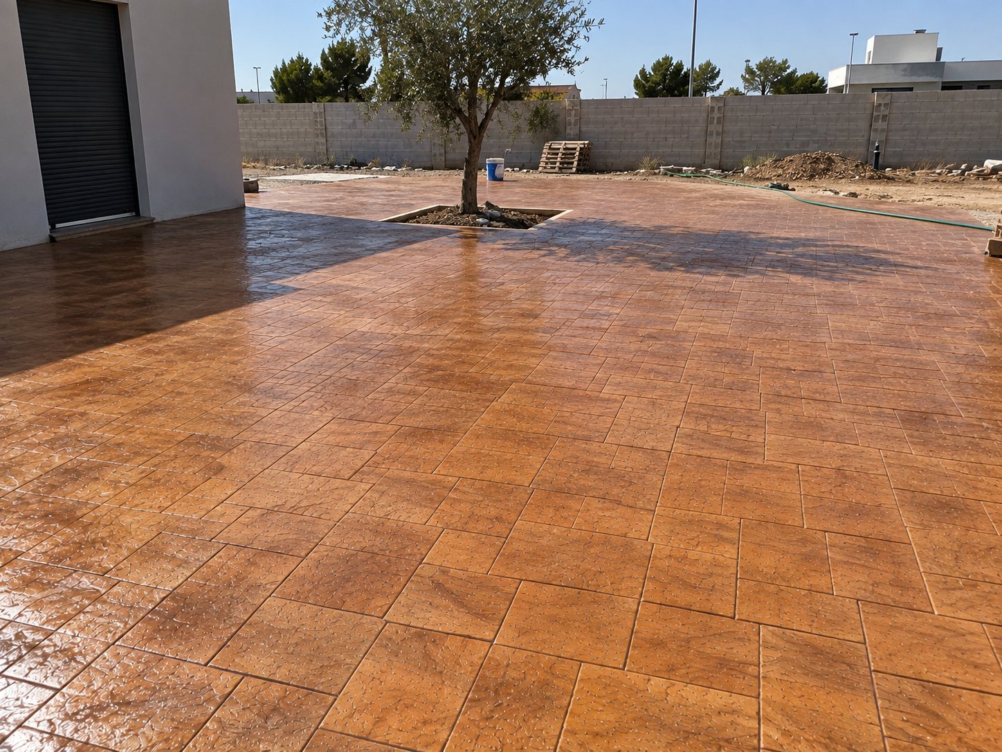 Terraza exterior terminada en hormigón impreso terracota por Hormiklass