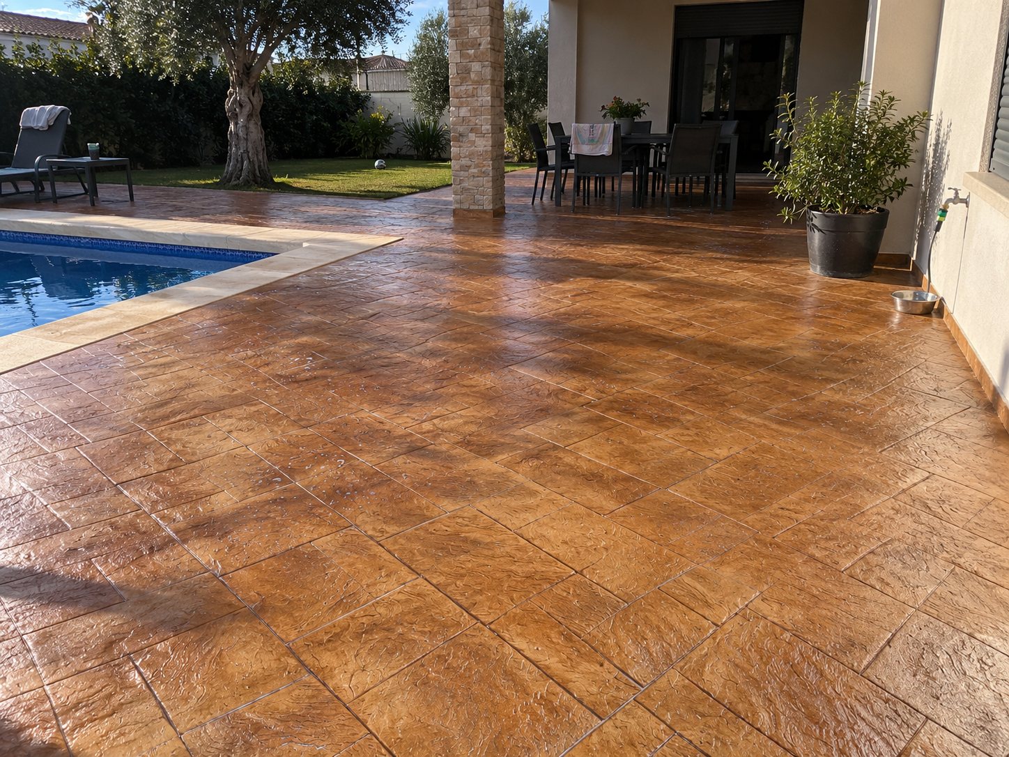 Terraza de piscina con hormigón impreso terracota realizado por Hormiklass